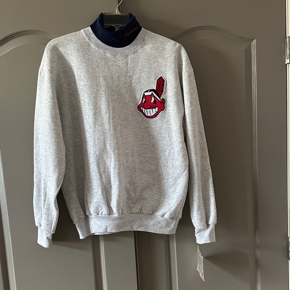 Grey Crewneck-Turtleneck Cleveland Indians Sweatshirt w/ Embroidered Logo patch